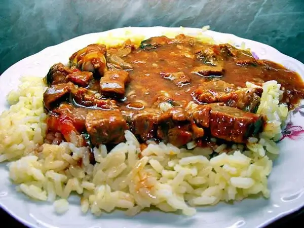 Kebab búlgaro con arroz